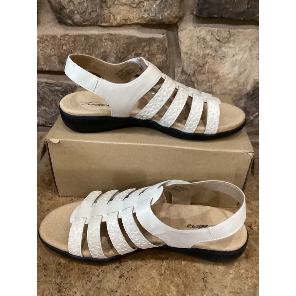 Trotters Tiki Tool Ivory White Floral Embossed Strappy Sandals 9M T2423-112 New - Picture 2 of 7